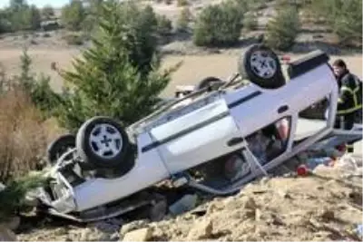 Karabük'te yoldan çıkan otomobil takla attı: 1 ağır 2 yaralı Karabük'te yoldan çıkan otomobil takla attı: 1 ağır 2 yaralı