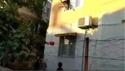 Karantinadaki genç doğum günü pastasını iple eve çekti Karantinadaki genç doğum günü pastasını iple eve çekti
