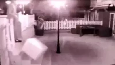 Kargocunun 'kırılacak' yazan paketi yerde sürüklediği anlar kamerada Kargocunun 'kırılacak' yazan paketi yerde sürüklediği anlar kamerada