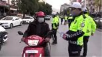 Kasksız yakalanan motosiklet sürücüleri ceza yerine broşürle uyarıldı Kasksız yakalanan motosiklet sürücüleri ceza yerine broşürle uyarıldı