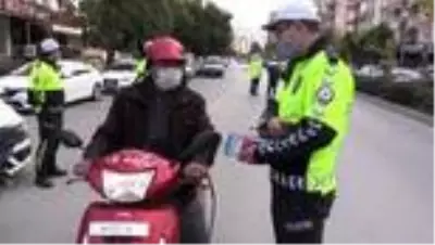 Kasksız yakalanan motosiklet sürücüleri ceza yerine broşürle uyarıldı Kasksız yakalanan motosiklet sürücüleri ceza yerine broşürle uyarıldı
