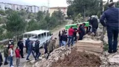 Trafik kazasında hayatını kaybeden 3 aylık Öykü bebek ile yengesi ve babaannesi gözyaşları ile uğurlandı Trafik kazasında hayatını kaybeden 3 aylık Öykü bebek ile yengesi ve babaannesi gözyaşları ile uğurlandı