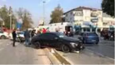 Son Dakika | Kazada savrulan otomobil kaldırımdaki yayaya çarptı Son Dakika | Kazada savrulan otomobil kaldırımdaki yayaya çarptı