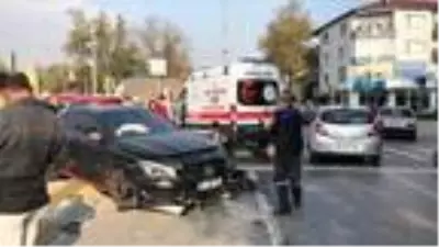 Son Dakika | Kazada savrulan otomobil kaldırımdaki yayaya çarptı Son Dakika | Kazada savrulan otomobil kaldırımdaki yayaya çarptı