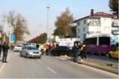 Son Dakika | Kazada savrulan otomobil kaldırımdaki yayaya çarptı Son Dakika | Kazada savrulan otomobil kaldırımdaki yayaya çarptı