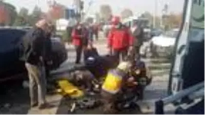 Son Dakika | Kazada savrulan otomobil kaldırımdaki yayaya çarptı Son Dakika | Kazada savrulan otomobil kaldırımdaki yayaya çarptı