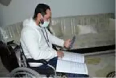 Kendisi gibi engelli olan öğrencilere eğitim veriyor Kendisi gibi engelli olan öğrencilere eğitim veriyor