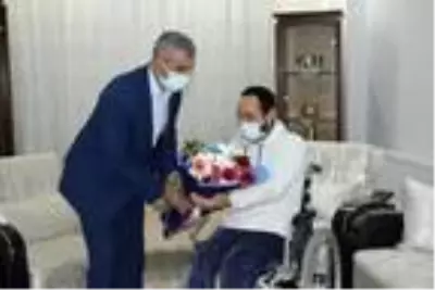 Kendisi gibi engelli olan öğrencilere eğitim veriyor Kendisi gibi engelli olan öğrencilere eğitim veriyor