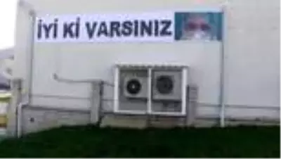 KIRKLARELİ - Eczacıdan sağlık çalışanlarına moral pankartı KIRKLARELİ - Eczacıdan sağlık çalışanlarına moral pankartı