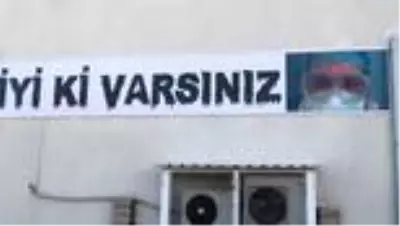 KIRKLARELİ - Eczacıdan sağlık çalışanlarına moral pankartı KIRKLARELİ - Eczacıdan sağlık çalışanlarına moral pankartı