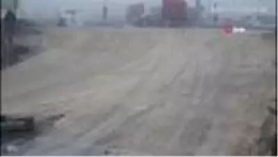 Kırmızı ışıkta geçen kamyonet tıra böyle çarptı: 2 yaralı Kırmızı ışıkta geçen kamyonet tıra böyle çarptı: 2 yaralı