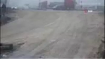 Kırmızı ışıkta geçen kamyonet tıra böyle çarptı: 2 yaralı Kırmızı ışıkta geçen kamyonet tıra böyle çarptı: 2 yaralı