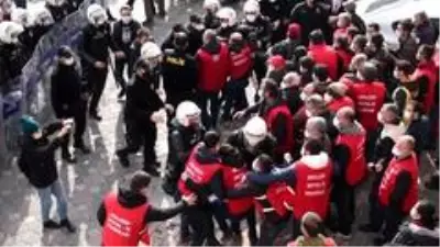 Kocaeli'den Ankara'ya yürümek isteyen işçilere polis müdahalesi: 95 gözaltı Kocaeli'den Ankara'ya yürümek isteyen işçilere polis müdahalesi: 95 gözaltı