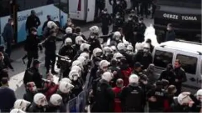 Kocaeli'den Ankara'ya yürümek isteyen işçilere polis müdahalesi: 95 gözaltı Kocaeli'den Ankara'ya yürümek isteyen işçilere polis müdahalesi: 95 gözaltı