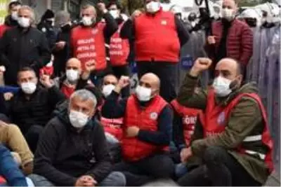 Kocaeli'den Ankara'ya yürümek isteyen işçilere polis müdahalesi: 95 gözaltı Kocaeli'den Ankara'ya yürümek isteyen işçilere polis müdahalesi: 95 gözaltı