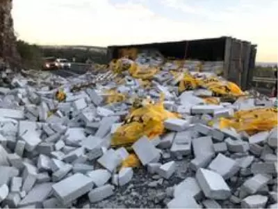 Kontrolden çıkan tır yan yattı, dorsesindeki ytonglar yola saçıldı Kontrolden çıkan tır yan yattı, dorsesindeki ytonglar yola saçıldı