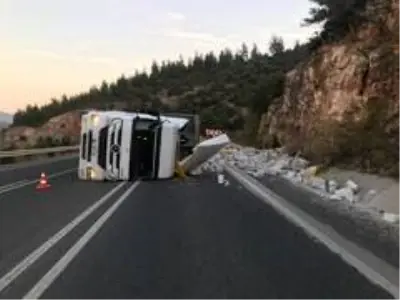 Kontrolden çıkan tır yan yattı, dorsesindeki ytonglar yola saçıldı Kontrolden çıkan tır yan yattı, dorsesindeki ytonglar yola saçıldı