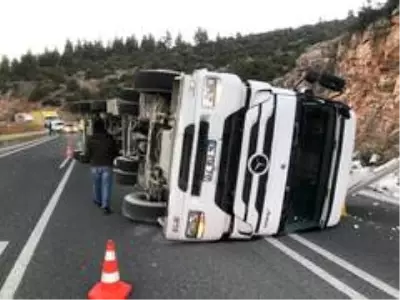 Kontrolden çıkan tır yan yattı, dorsesindeki ytonglar yola saçıldı Kontrolden çıkan tır yan yattı, dorsesindeki ytonglar yola saçıldı