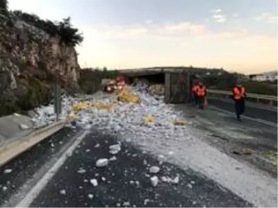 Kontrolden çıkan tır yan yattı, dorsesindeki ytonglar yola saçıldı Kontrolden çıkan tır yan yattı, dorsesindeki ytonglar yola saçıldı
