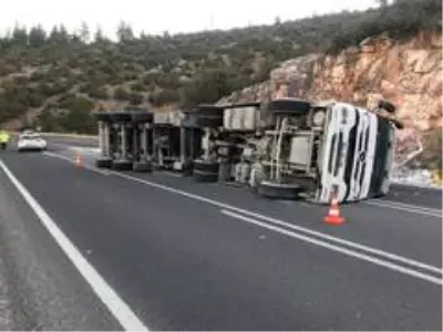 Kontrolden çıkan tır yan yattı, dorsesindeki ytonglar yola saçıldı Kontrolden çıkan tır yan yattı, dorsesindeki ytonglar yola saçıldı