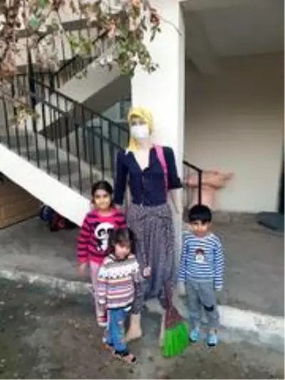 Korona virüse dikkat çekmek için cansız mankene maske taktı Korona virüse dikkat çekmek için cansız mankene maske taktı