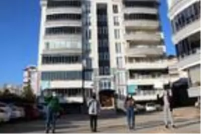 Koronavirüs tedavisi gören öğretmenlerinin gününü evinin önünde kutladılar Koronavirüs tedavisi gören öğretmenlerinin gününü evinin önünde kutladılar