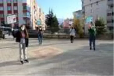 Koronavirüs tedavisi gören öğretmenlerinin gününü evinin önünde kutladılar Koronavirüs tedavisi gören öğretmenlerinin gününü evinin önünde kutladılar