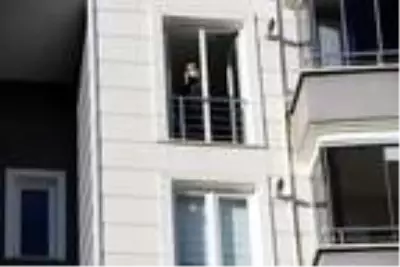 Koronavirüs tedavisi gören öğretmenlerinin gününü evinin önünde kutladılar Koronavirüs tedavisi gören öğretmenlerinin gününü evinin önünde kutladılar