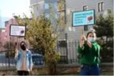 Koronavirüs tedavisi gören öğretmenlerinin gününü evinin önünde kutladılar Koronavirüs tedavisi gören öğretmenlerinin gününü evinin önünde kutladılar