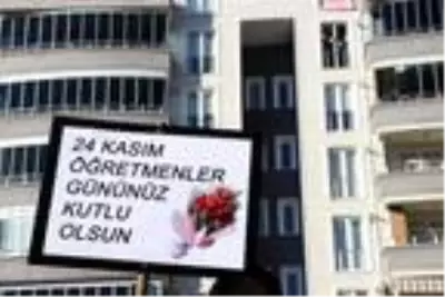 Koronavirüs tedavisi gören öğretmenlerinin gününü evinin önünde kutladılar Koronavirüs tedavisi gören öğretmenlerinin gününü evinin önünde kutladılar