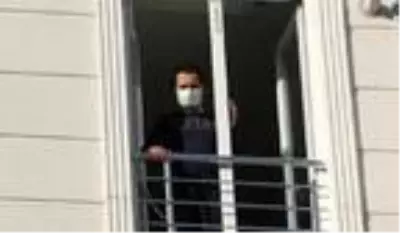 Koronavirüs tedavisi gören öğretmenlerinin gününü evinin önünde kutladılar Koronavirüs tedavisi gören öğretmenlerinin gününü evinin önünde kutladılar