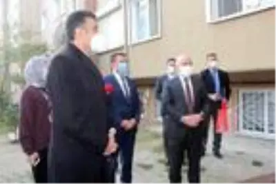 Koronavirüsten ölen emekli öğretmenin ailesini ziyaret Koronavirüsten ölen emekli öğretmenin ailesini ziyaret