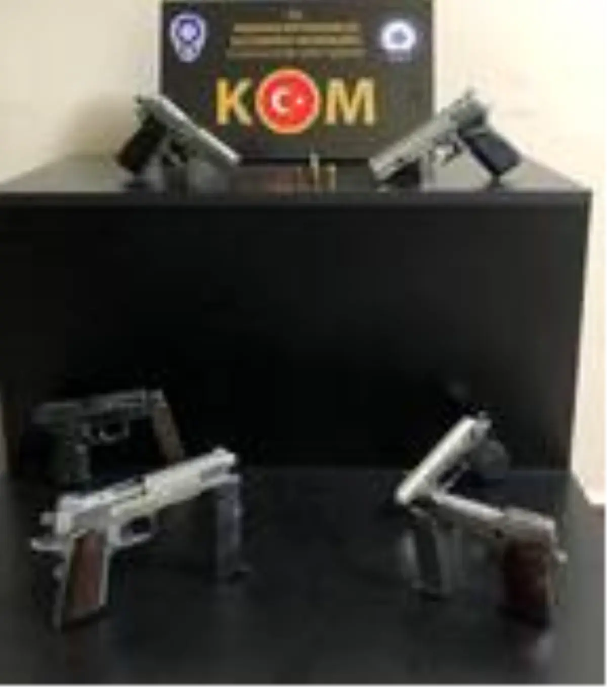 Son dakika... Kuşadası'nda ruhsatsız silahlarla yakalanan 2 kişiye gözaltı