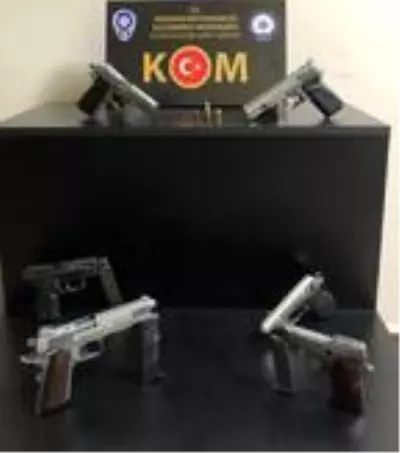 Son dakika... Kuşadası'nda ruhsatsız silahlarla yakalanan 2 kişiye gözaltı Son dakika... Kuşadası'nda ruhsatsız silahlarla yakalanan 2 kişiye gözaltı