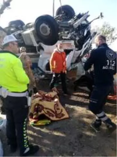 Son dakika: - Mardin'de mısır yüklü tır şarampole uçtu: 1 ölü Son dakika: - Mardin'de mısır yüklü tır şarampole uçtu: 1 ölü