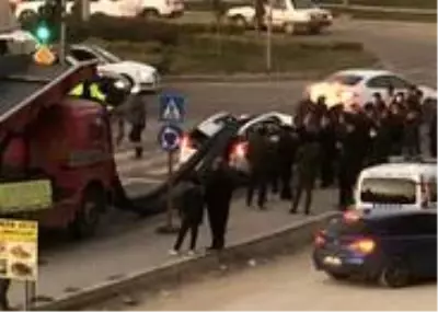 Mardin'de tonlarca inşaat demiri ışıkta bekleyen aracın üstüne düştü Mardin'de tonlarca inşaat demiri ışıkta bekleyen aracın üstüne düştü