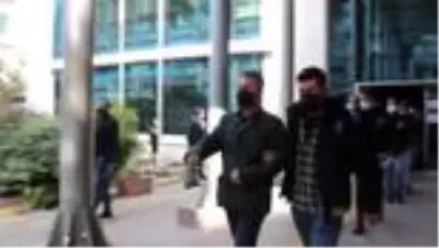 Menemen Belediyesindeki 'zimmet ve irtikap' iddialarıyla ilgili Başkan Serdar Aksoy ile 10 kişi tutuklandı Menemen Belediyesindeki 'zimmet ve irtikap' iddialarıyla ilgili Başkan Serdar Aksoy ile 10 kişi tutuklandı