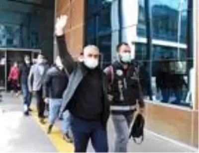 Menemen'de Başkan Aksoy ve 10 kişi tutuklandı (2) Menemen'de Başkan Aksoy ve 10 kişi tutuklandı (2)