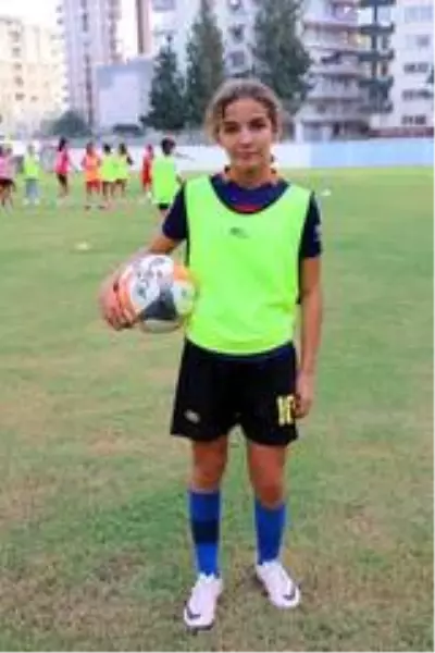 Mesafeler 12 yaşındaki Kerime'nin futbol aşkına engel olamadı Mesafeler 12 yaşındaki Kerime'nin futbol aşkına engel olamadı