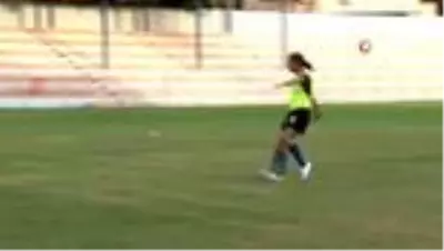 Mesafeler 12 yaşındaki Kerime'nin futbol aşkına engel olamadı Mesafeler 12 yaşındaki Kerime'nin futbol aşkına engel olamadı