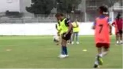 Mesafeler 12 yaşındaki Kerime'nin futbol aşkına engel olamadı Mesafeler 12 yaşındaki Kerime'nin futbol aşkına engel olamadı