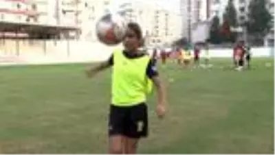 Mesafeler 12 yaşındaki Kerime'nin futbol aşkına engel olamadı Mesafeler 12 yaşındaki Kerime'nin futbol aşkına engel olamadı