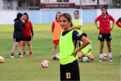 Mesafeler 12 yaşındaki Kerime'nin futbol aşkına engel olamadı Mesafeler 12 yaşındaki Kerime'nin futbol aşkına engel olamadı