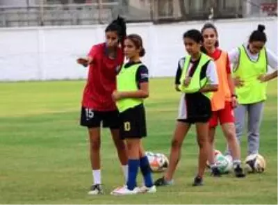 Mesafeler 12 yaşındaki Kerime'nin futbol aşkına engel olamadı Mesafeler 12 yaşındaki Kerime'nin futbol aşkına engel olamadı