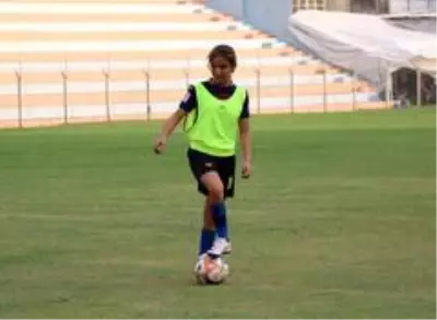 Mesafeler 12 yaşındaki Kerime'nin futbol aşkına engel olamadı Mesafeler 12 yaşındaki Kerime'nin futbol aşkına engel olamadı