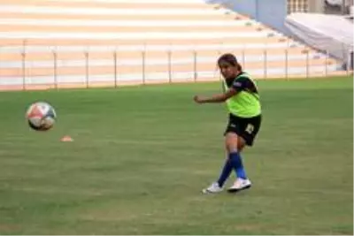 Mesafeler 12 yaşındaki Kerime'nin futbol aşkına engel olamadı Mesafeler 12 yaşındaki Kerime'nin futbol aşkına engel olamadı