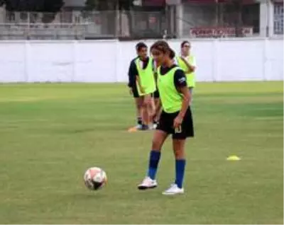 Mesafeler 12 yaşındaki Kerime'nin futbol aşkına engel olamadı Mesafeler 12 yaşındaki Kerime'nin futbol aşkına engel olamadı