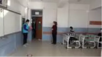 Mezun olduğu okula müdür olan öğretmene '24 Kasım' sürprizi Mezun olduğu okula müdür olan öğretmene '24 Kasım' sürprizi