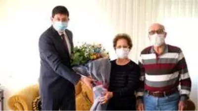 Nazilli Belediye Başkanı Özcan, güne ilkokul öğretmenini ziyaret ederek başladı Nazilli Belediye Başkanı Özcan, güne ilkokul öğretmenini ziyaret ederek başladı