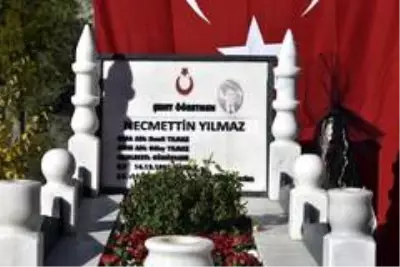 Son dakika haber... Necmettin öğretmenin kabrinde 24 Kasım 4. kez buruk geçti Son dakika haber... Necmettin öğretmenin kabrinde 24 Kasım 4. kez buruk geçti